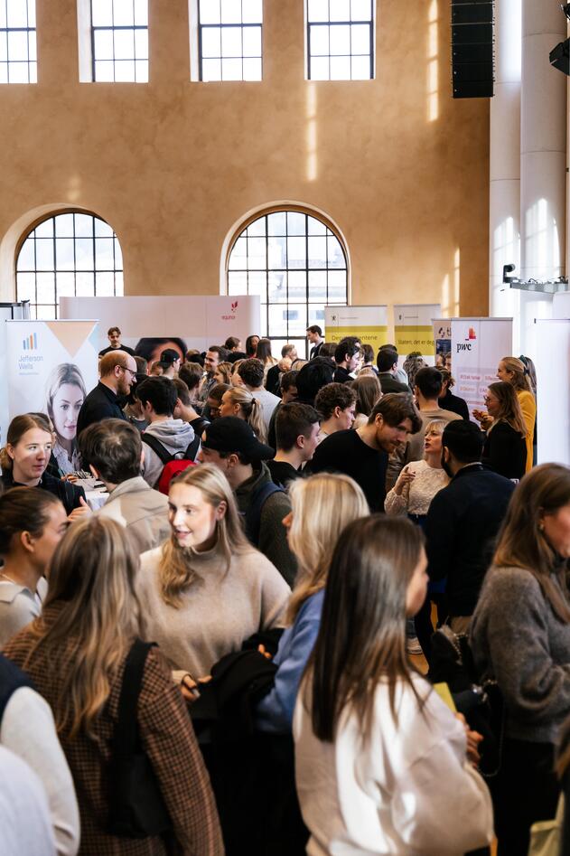 Studenter på karriere messen