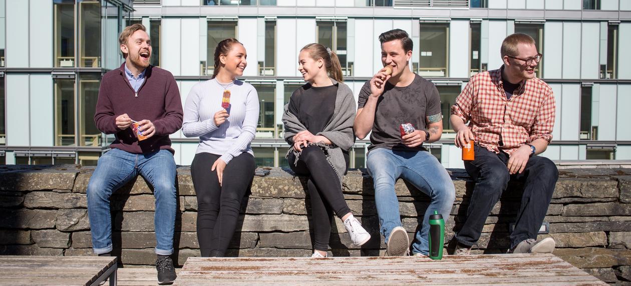 Studenter i Bergen som hygger seg med is i solskinnet.