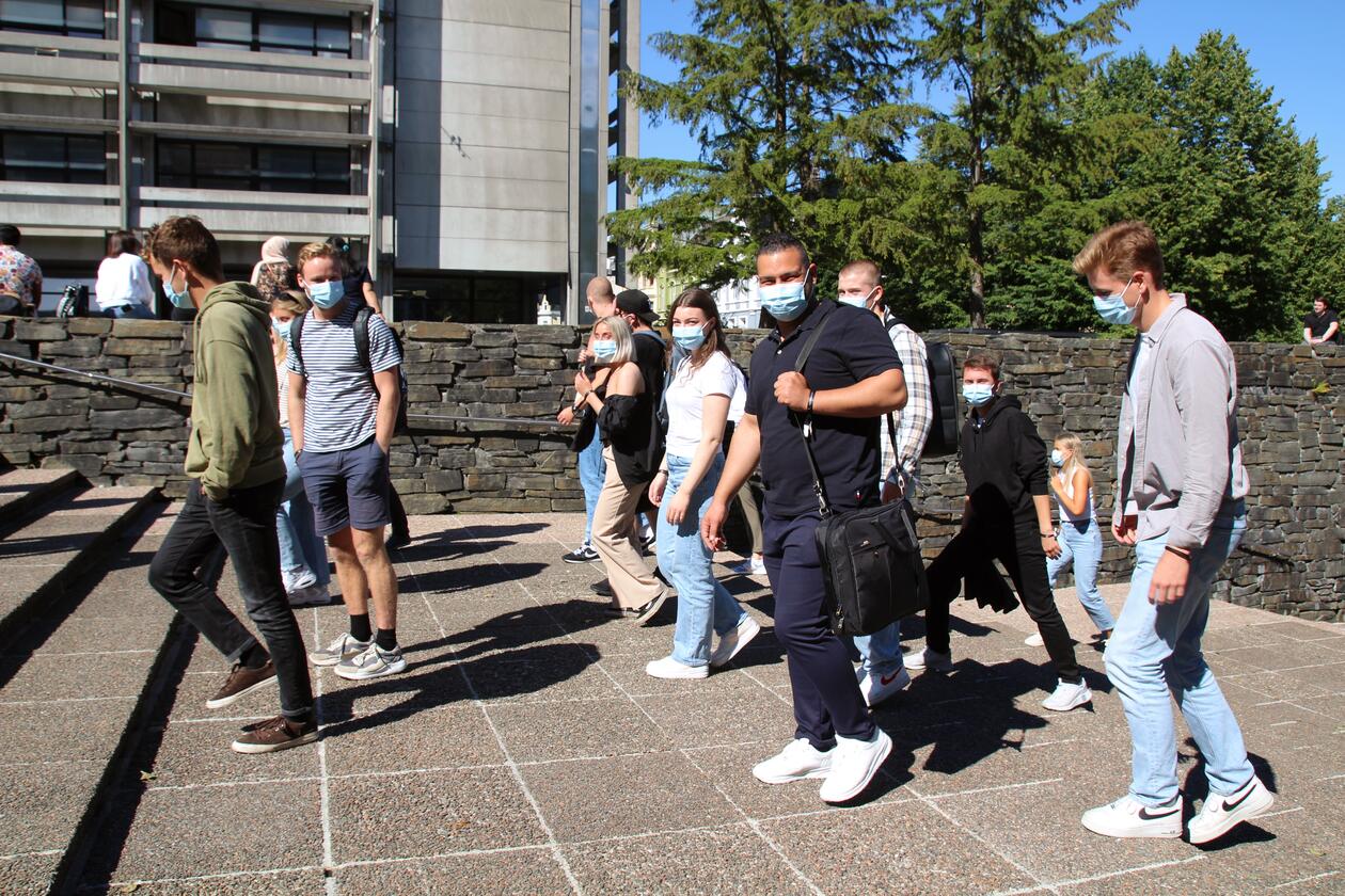 Nye studentar kjem til Realfagbygget