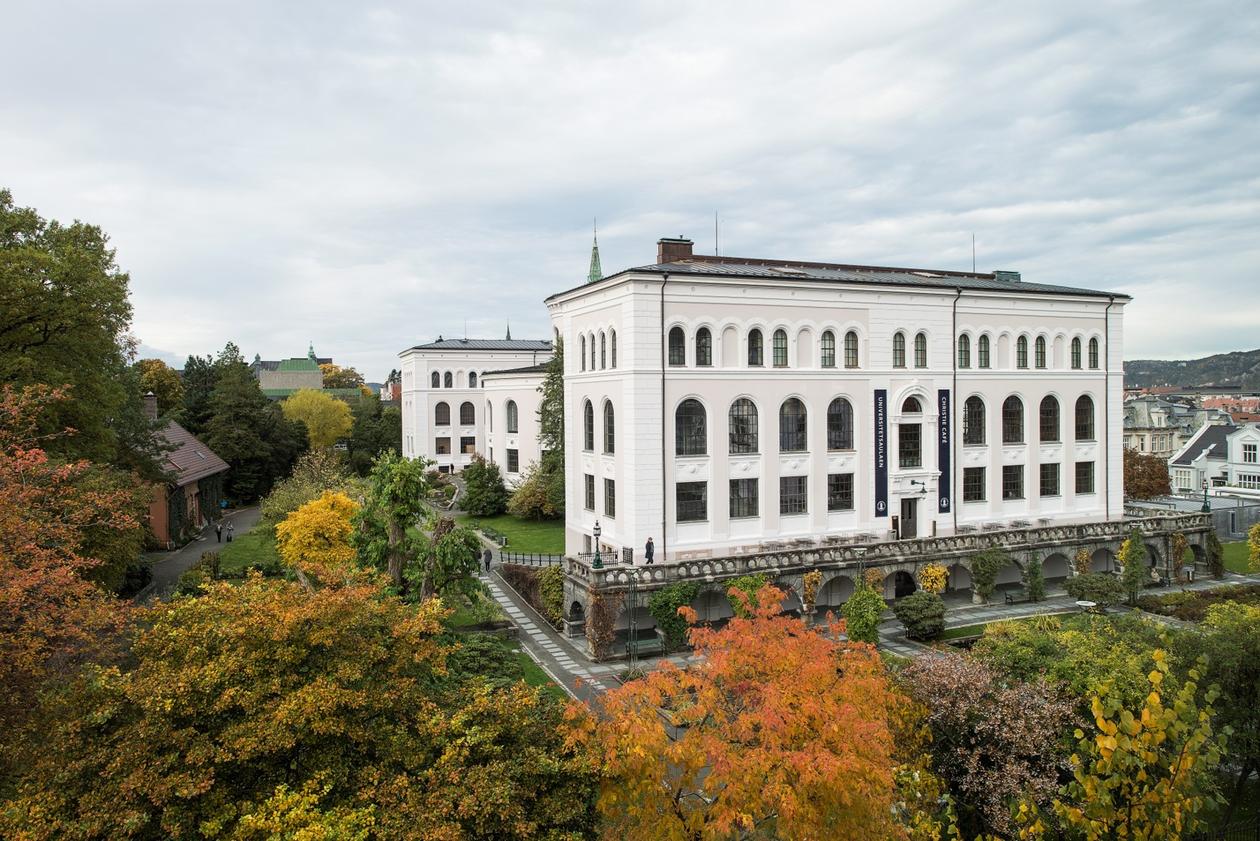 universitetsaulaen utendørs der velkomstsendingen finner sted