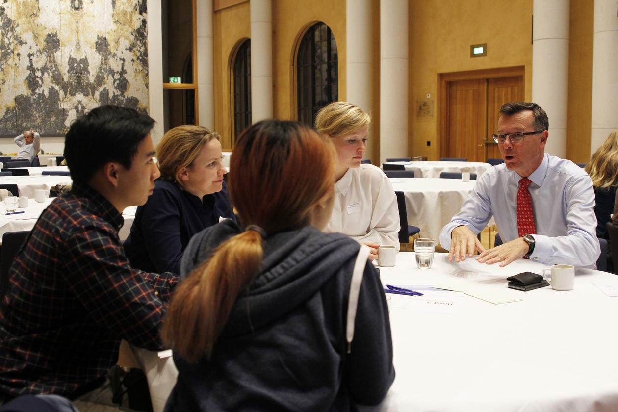 Dag Rune Olsen, gruppearbeid med studenter på studentkonferansen.