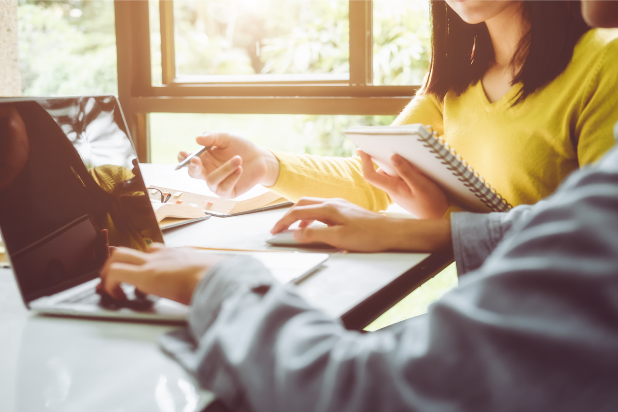 To personer som jobber ved et bord