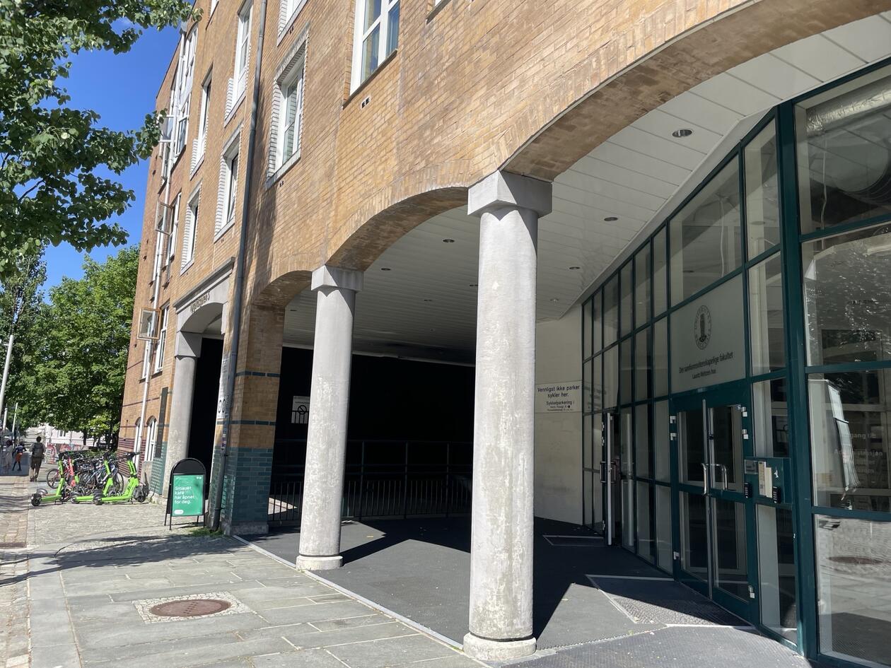 Bildet viser forsiden av Lauritz Meltzers hus, hovedbygget på SV-fakultetet.