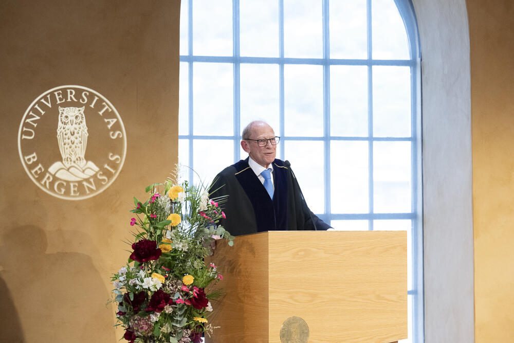 Dekan Jan Erik Askildsen på talerstolen under masterseremonien
