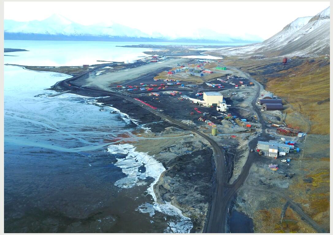 Bildet viser et gruveområde på Svalbard