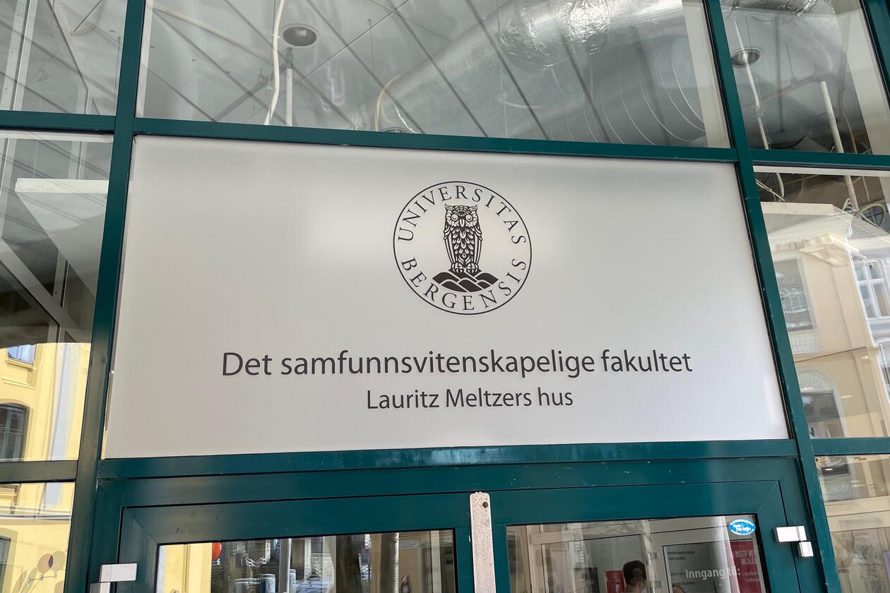 Bilde av skiltet over døren til hovedbygget på SV-fakultetet