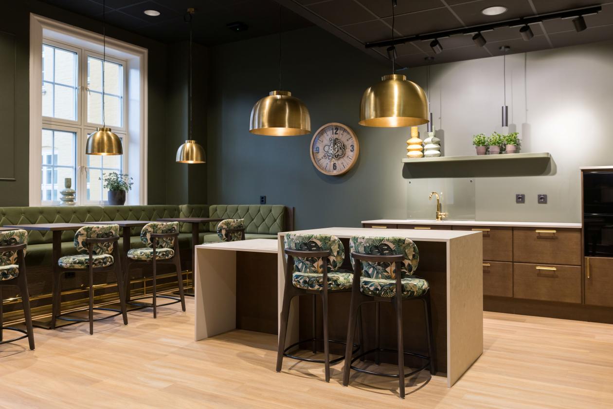 Sittegruppe og kjøkkenøy på kjøkkenet