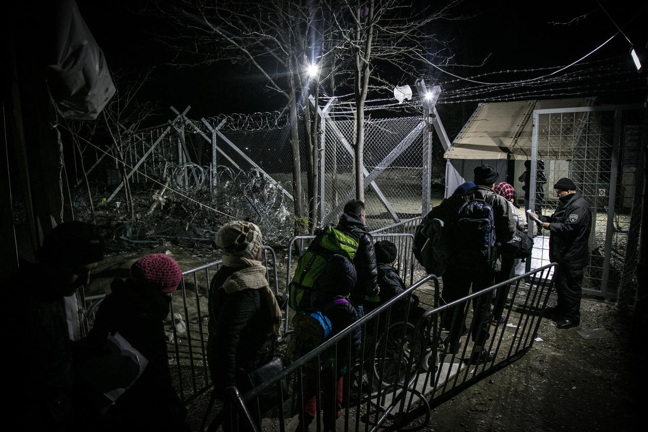Flyktninger venter ved en grensepassering mellom Makedonia og Hellas i februar 2016.