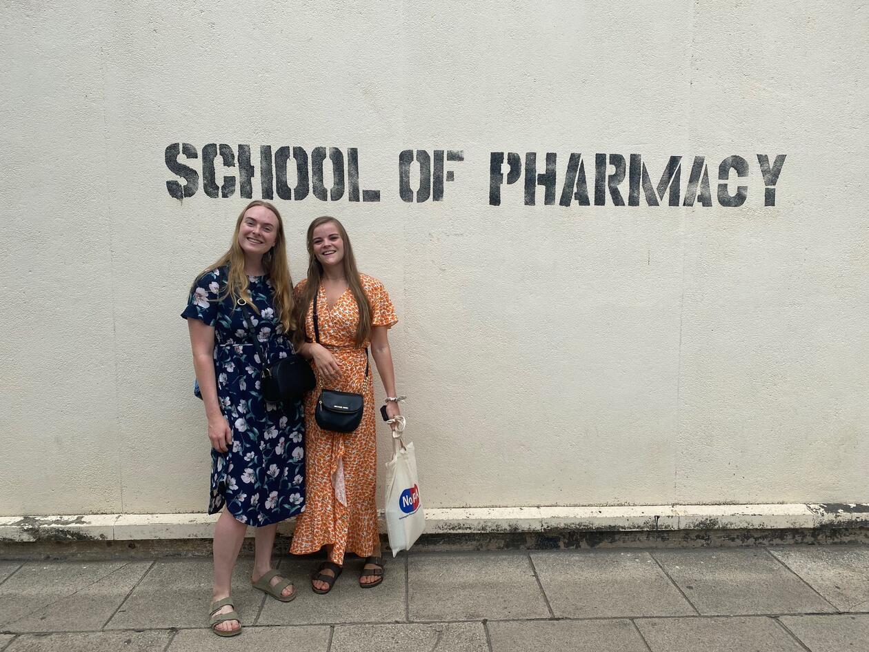 Camilla Brox og Marita Tøkje foran Farmasiskolen i Dar-Es-Salaam i Tanzania