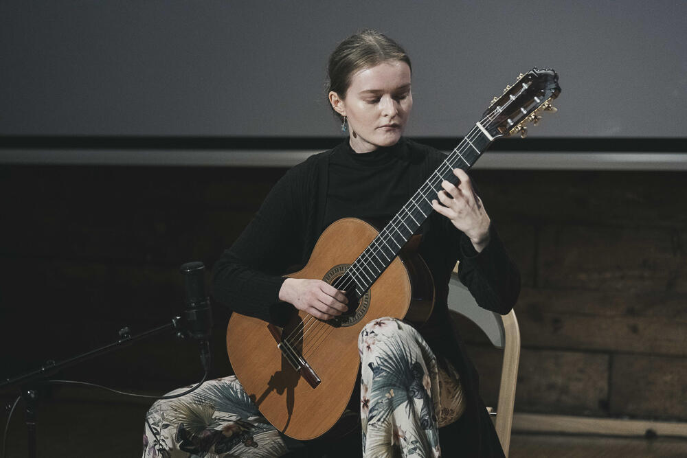 Ingrid Horvei Lyslo playing guitar