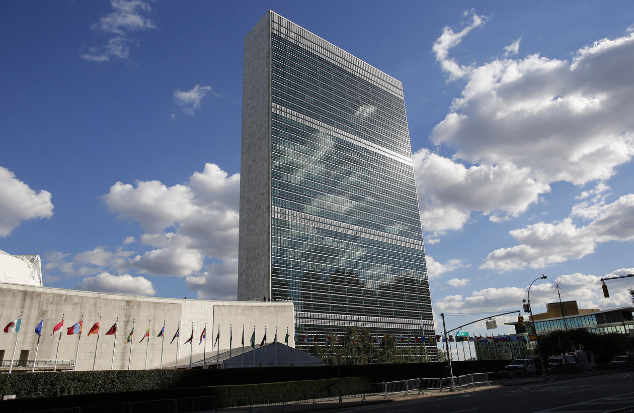 Photo of the United Nations building in New York, with clouds and the sun reflecting. Used to illustrate article about science diplomacy.
