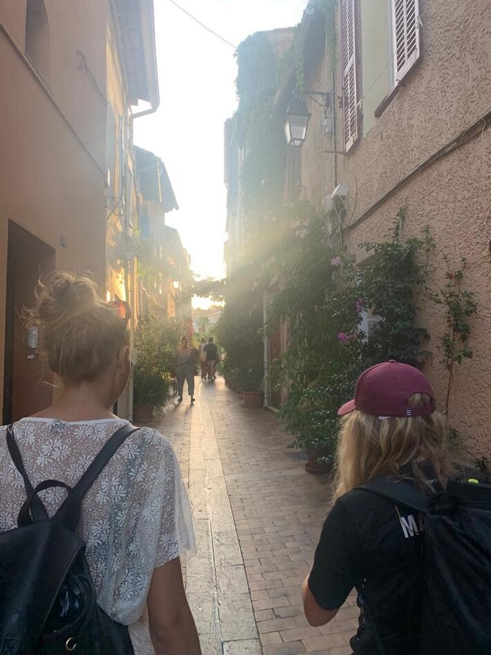 Studenter går i gate