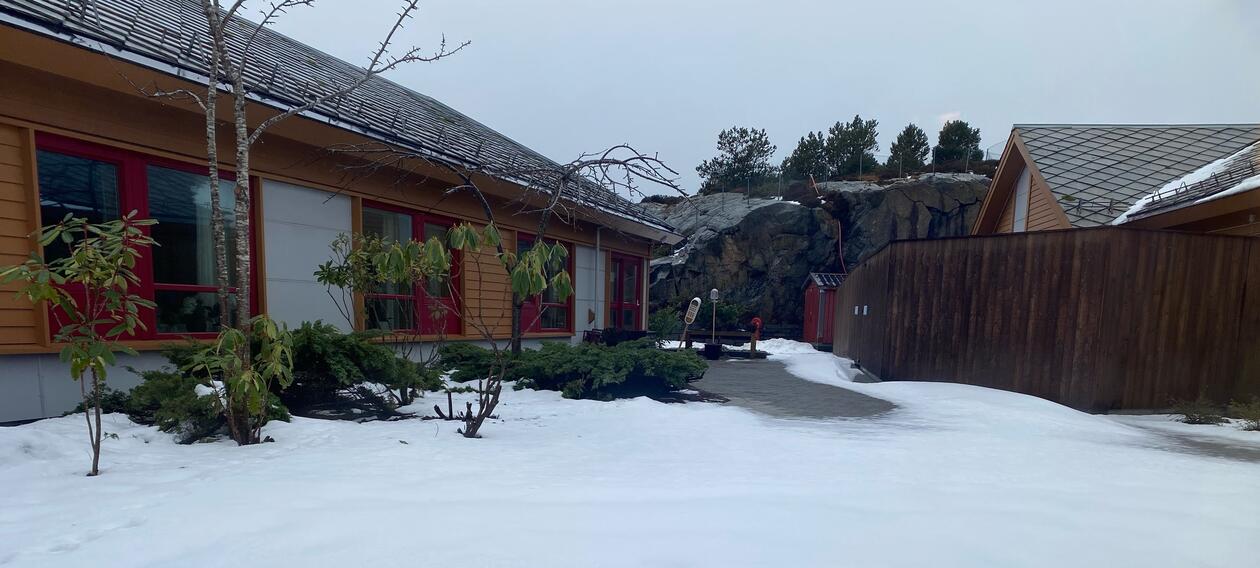 Tednebakkane omsorgssenter i Øygarden. Snø dekker uteområdet utenfor omsorgssenteret. 