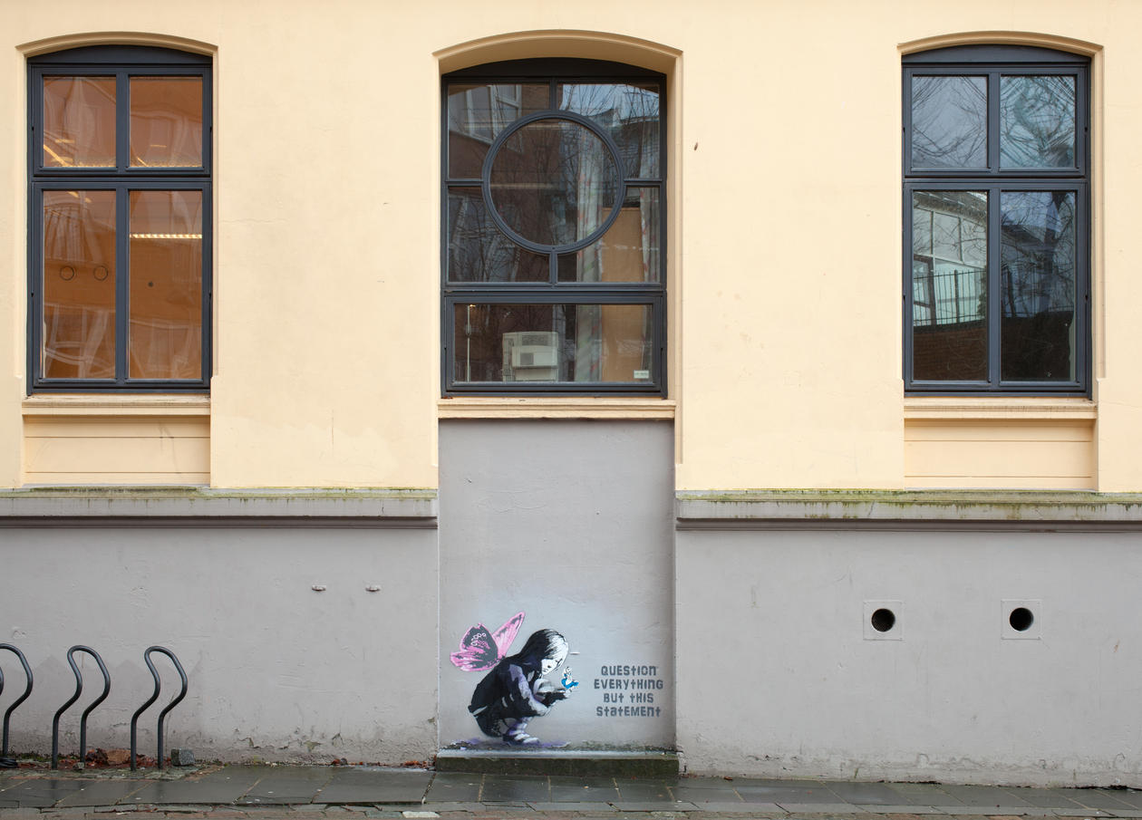 Pike med eventyrfigur i hånden, Alice in Wonderland