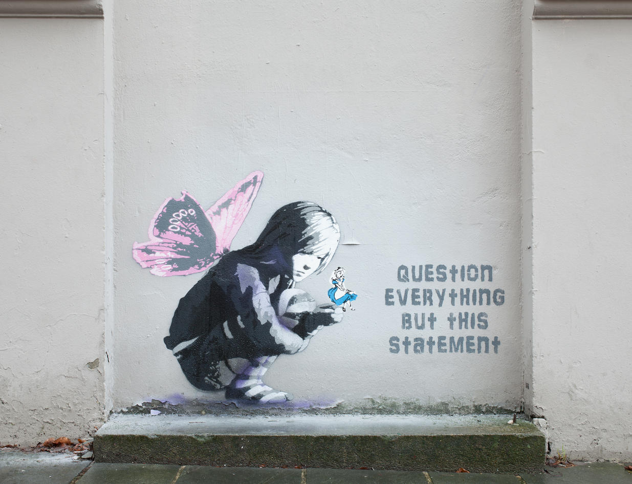 Pike med eventyrfigur i hånden, Alice in Wonderland