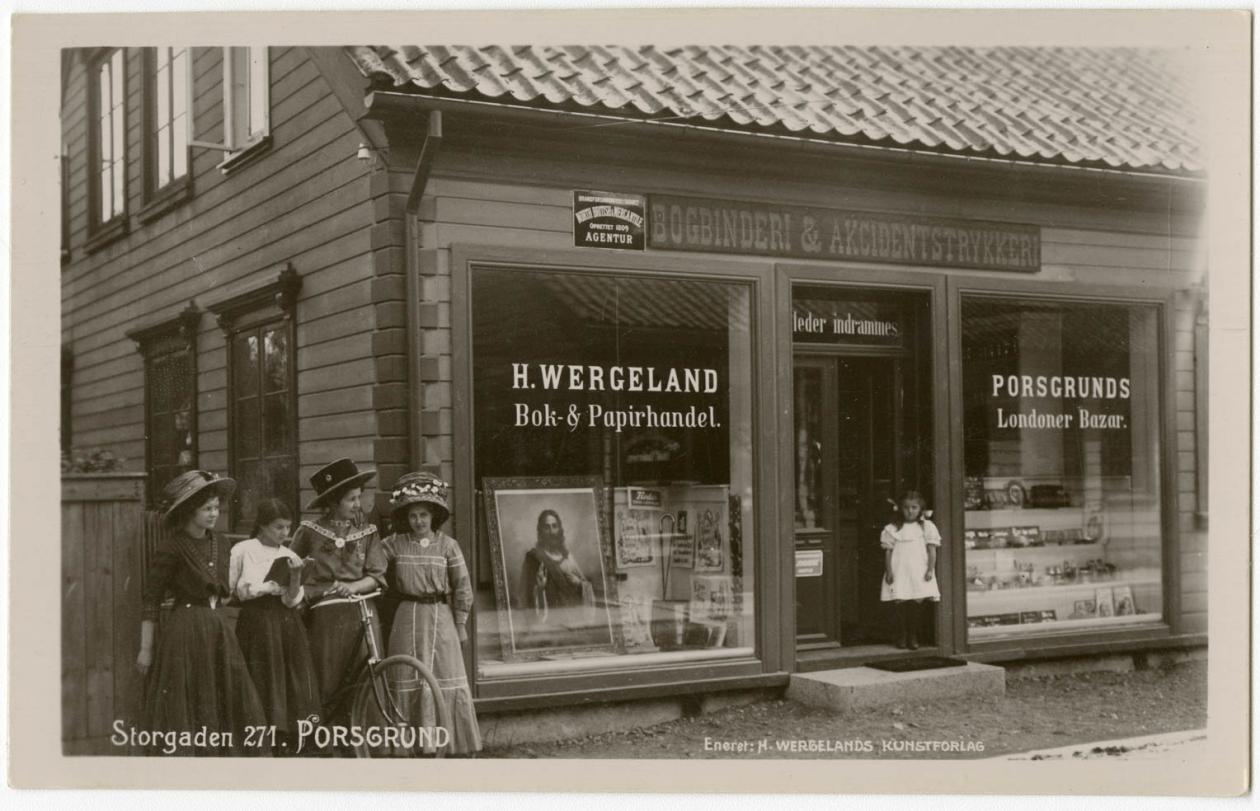 Postkortmotiv av H. Wergelands bok- og papirhandel, ca. 1910-tallet