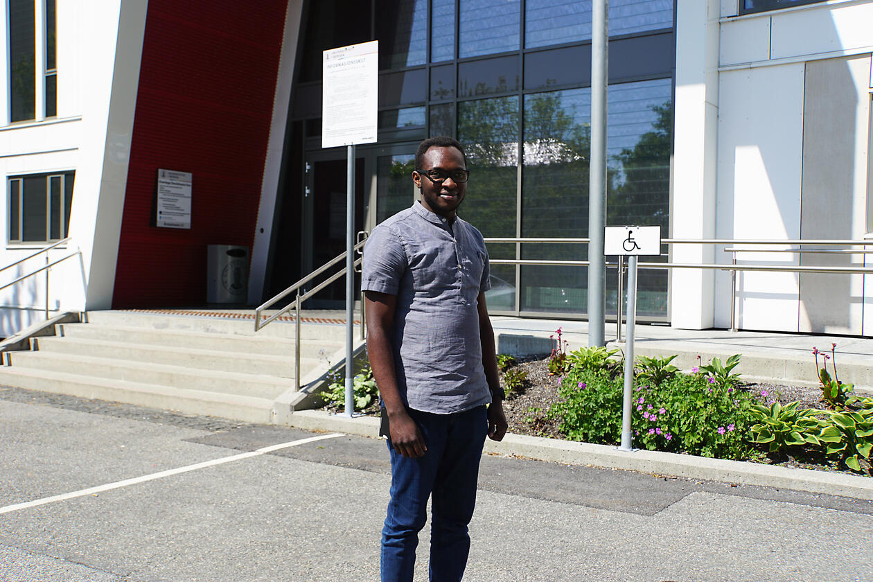 Portrait of Theogene Habumugisha outside of Overlege Danielsens hus