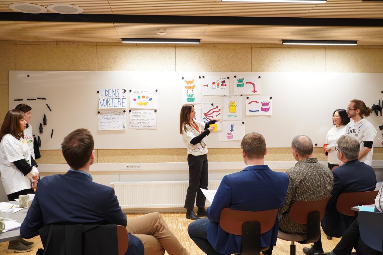 Deltakere fra vinnergruppen presenterer 