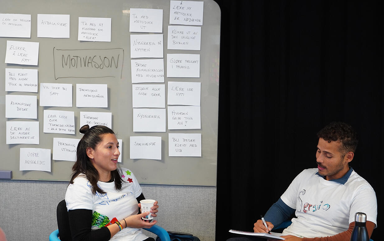 to ansatte diskuterer