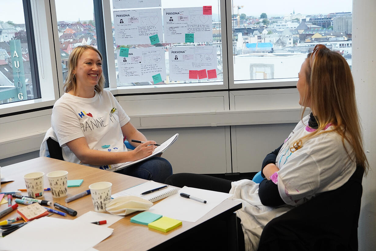 To ansatte jobber sammen