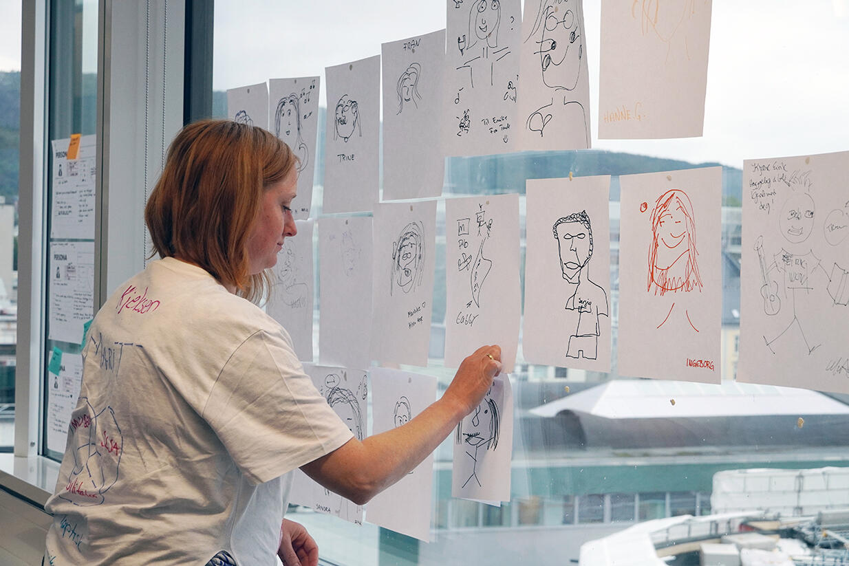 En deltaker henger opp en plakat