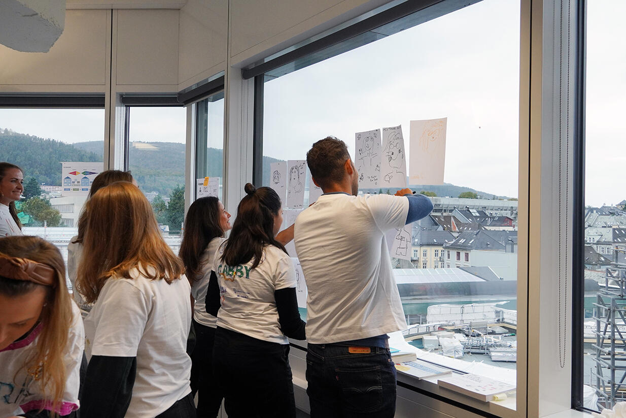 Gruppe som henger opp plakater
