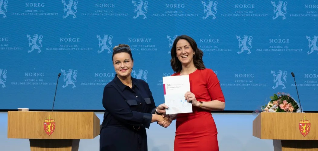 Leder av Kvinnearbeidshelseutvalget, Nina Tangnæs Grønvold, som overleverte rapporten til arbeids- og inkluderingsminister Tonje Brenna