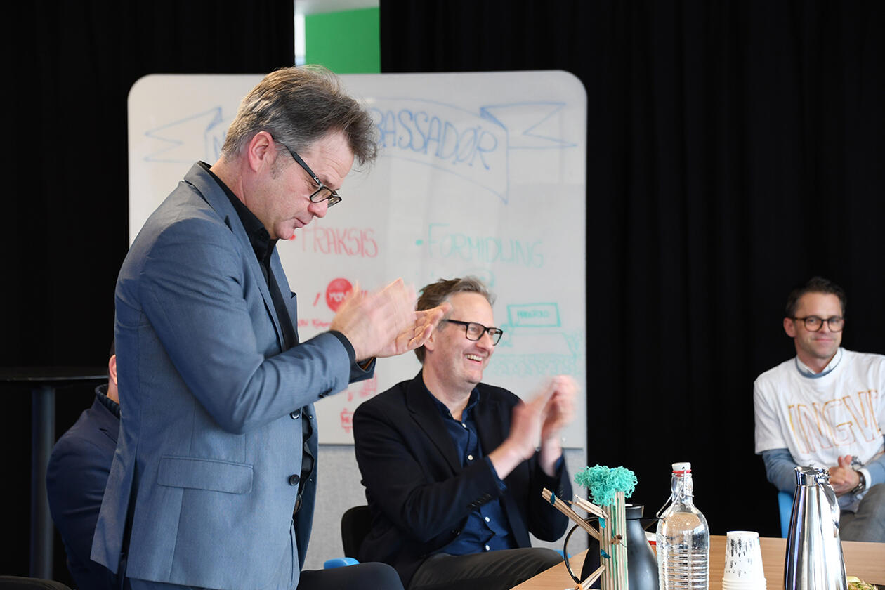 juryleder klapper i hendene