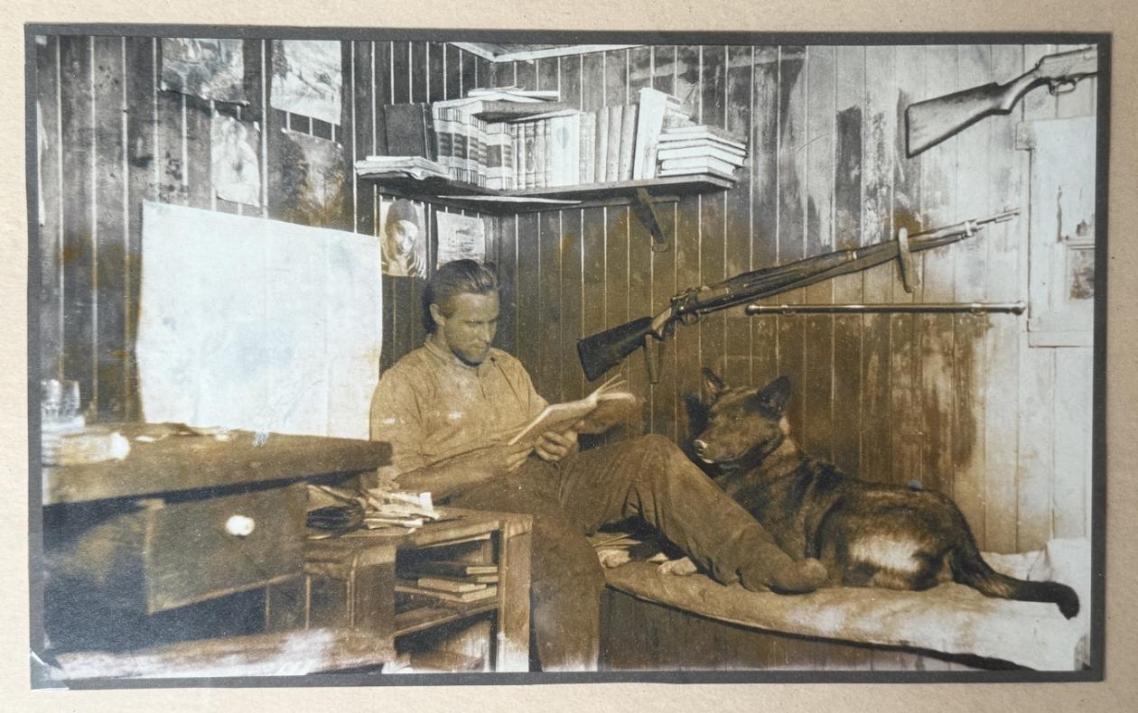 Anders Feyling og hunden på værstasjonen Torgilsbu i Grønland i 1933.