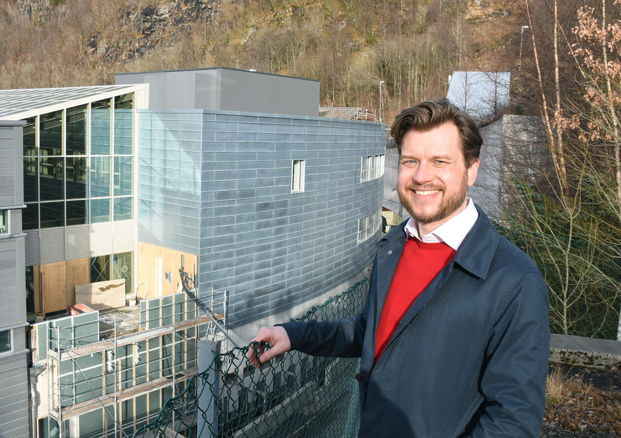 Torleif Lunde foran inkubatorbygget i mars 2021
