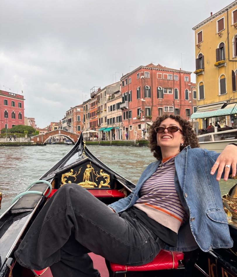 Student i gondol i Venezia