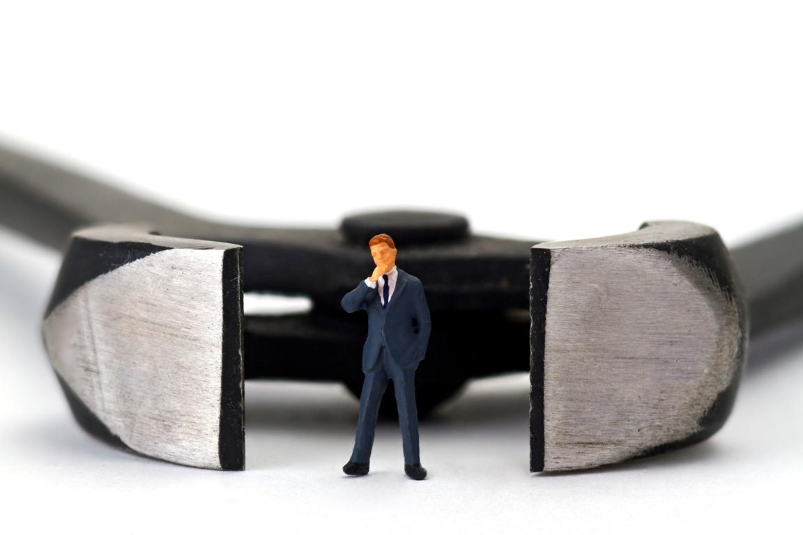 En mann som står inne i en knipetang