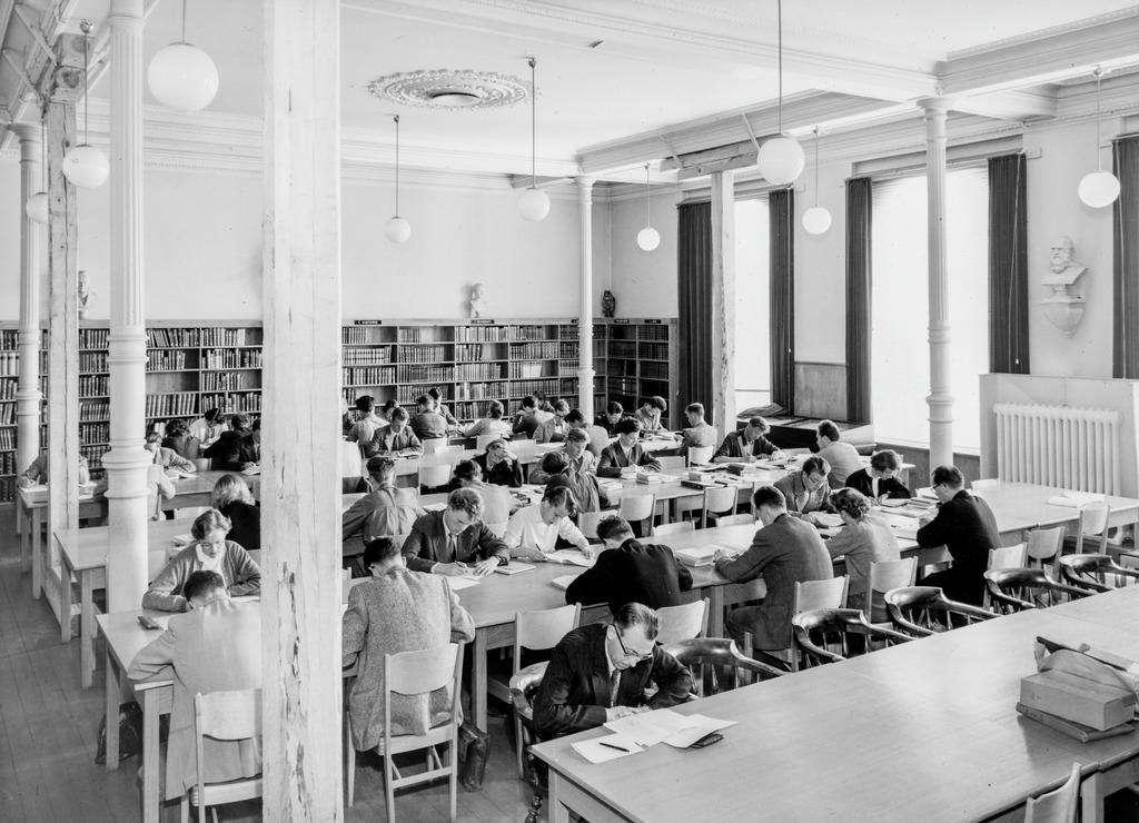 Studenter i bibliotekets lesesal, Bergens Museum