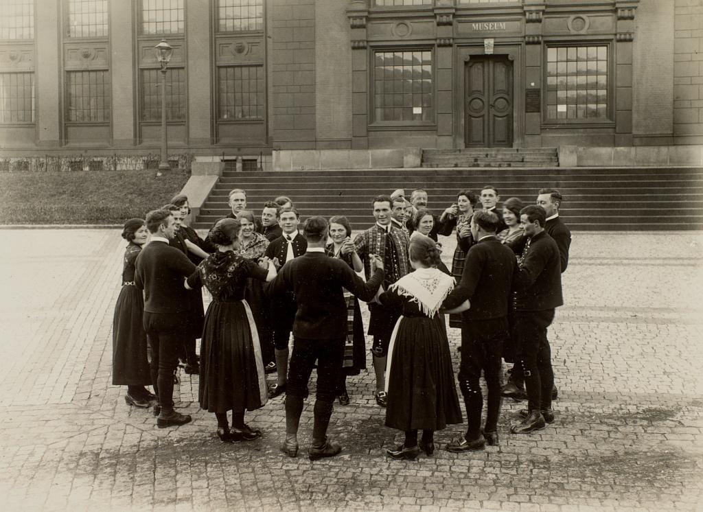 Bilde av gruppe med dansande menneske foran naturhistorisk museum i Bergen
