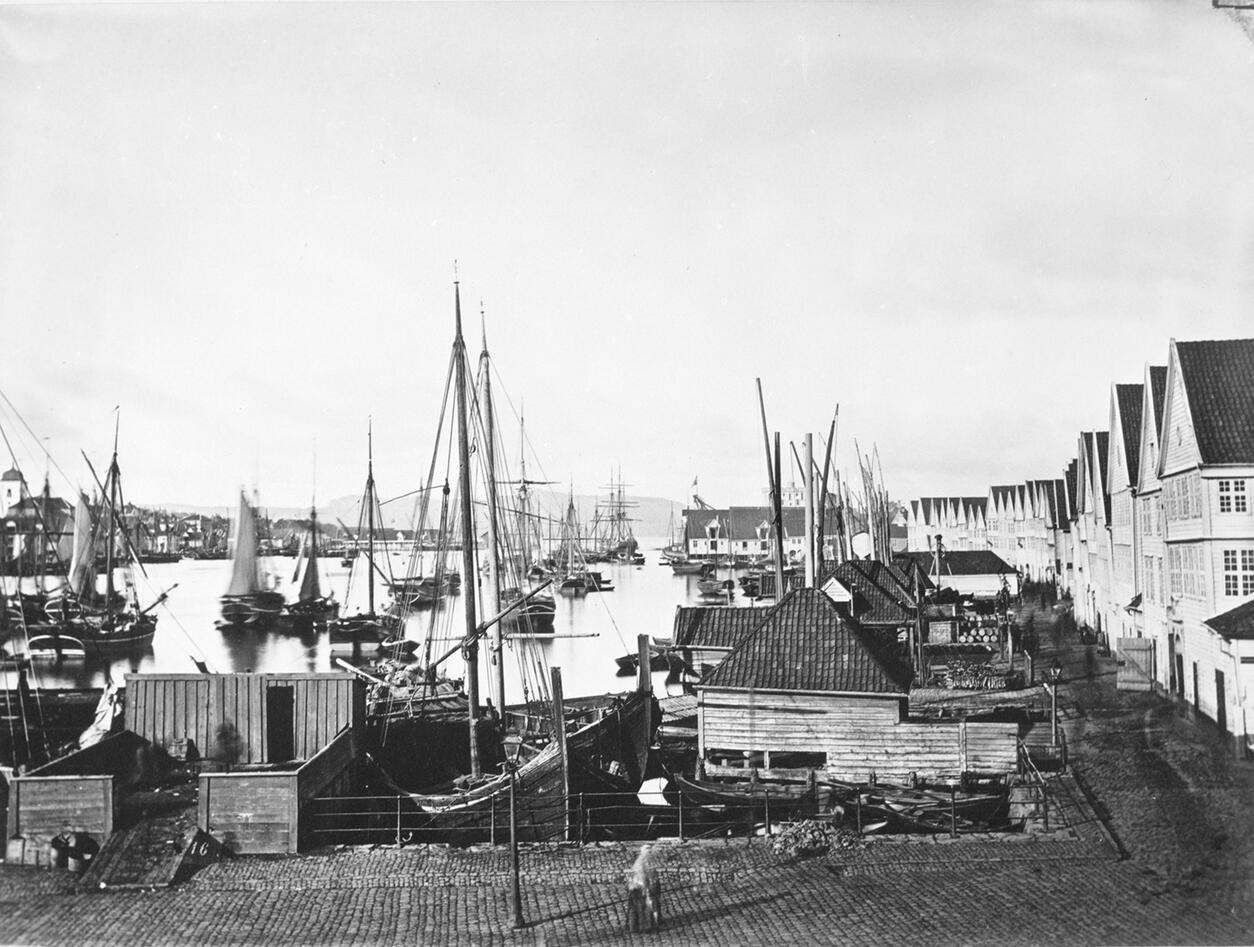 Oversiktsbilde over torget og bryggen i Bergen før 1870
