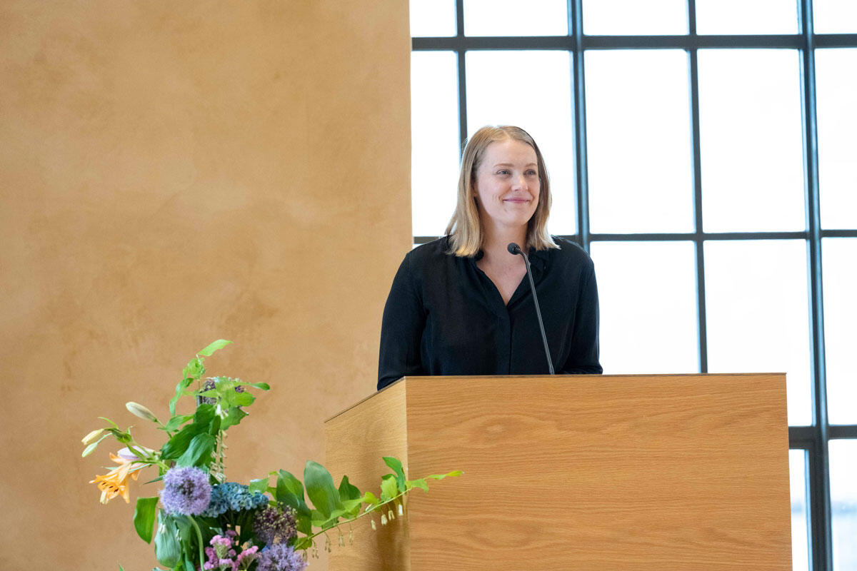 Gerd Margrete Tjeldflåt taler til bachelorkandidatene under årets gradsseremoni