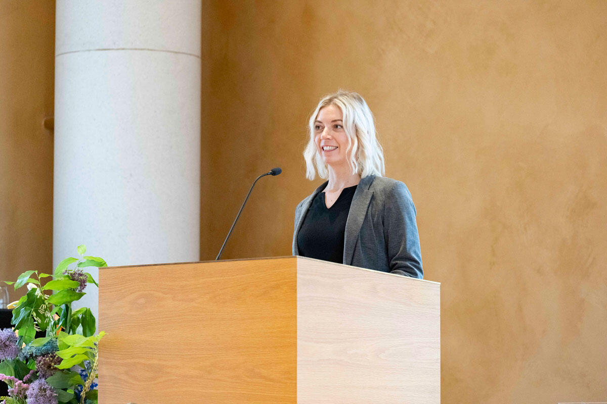 Alumn Oda Elisabeth Wiese Tvedt på talerstolen i Universitetsaulaen