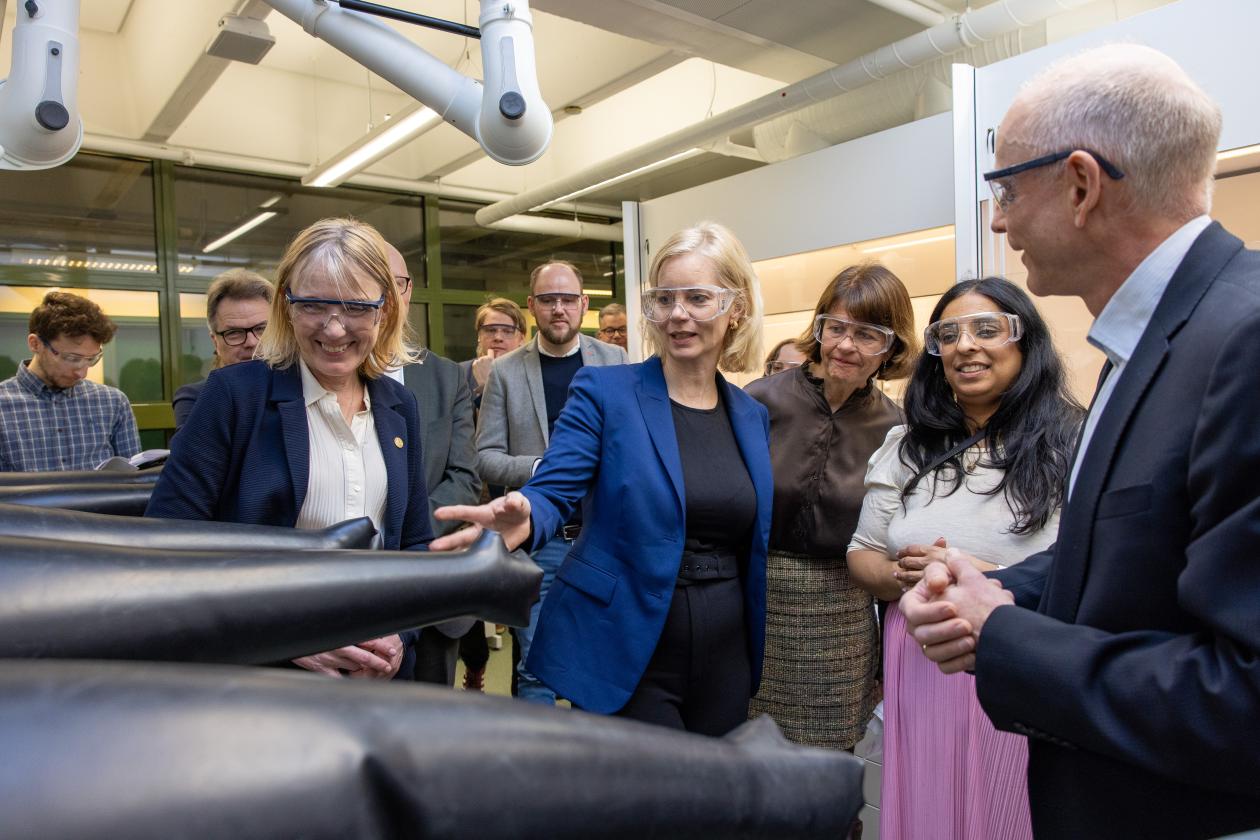 Ap på besøk i HTE laben