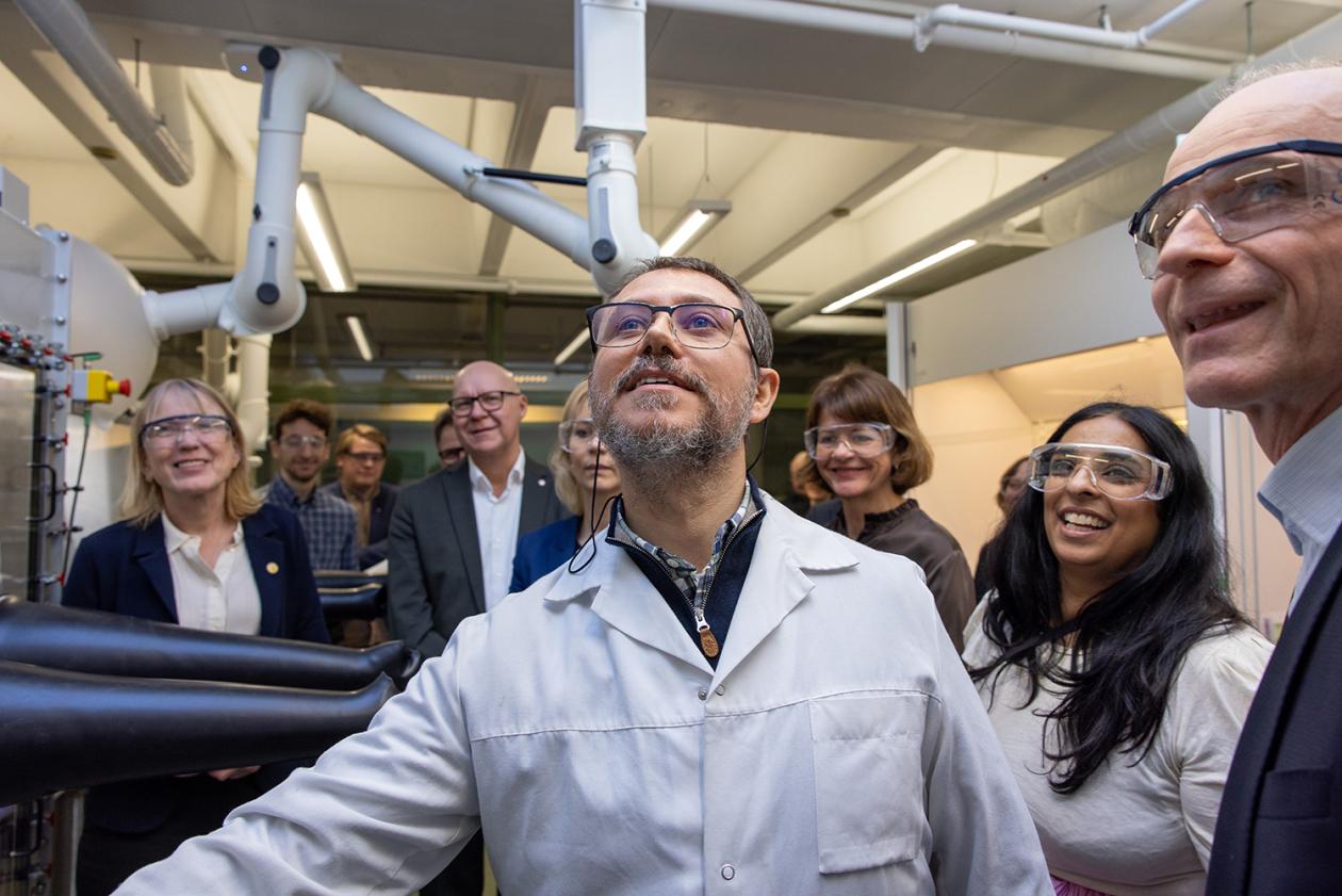 Ap på besøk i HTE laben