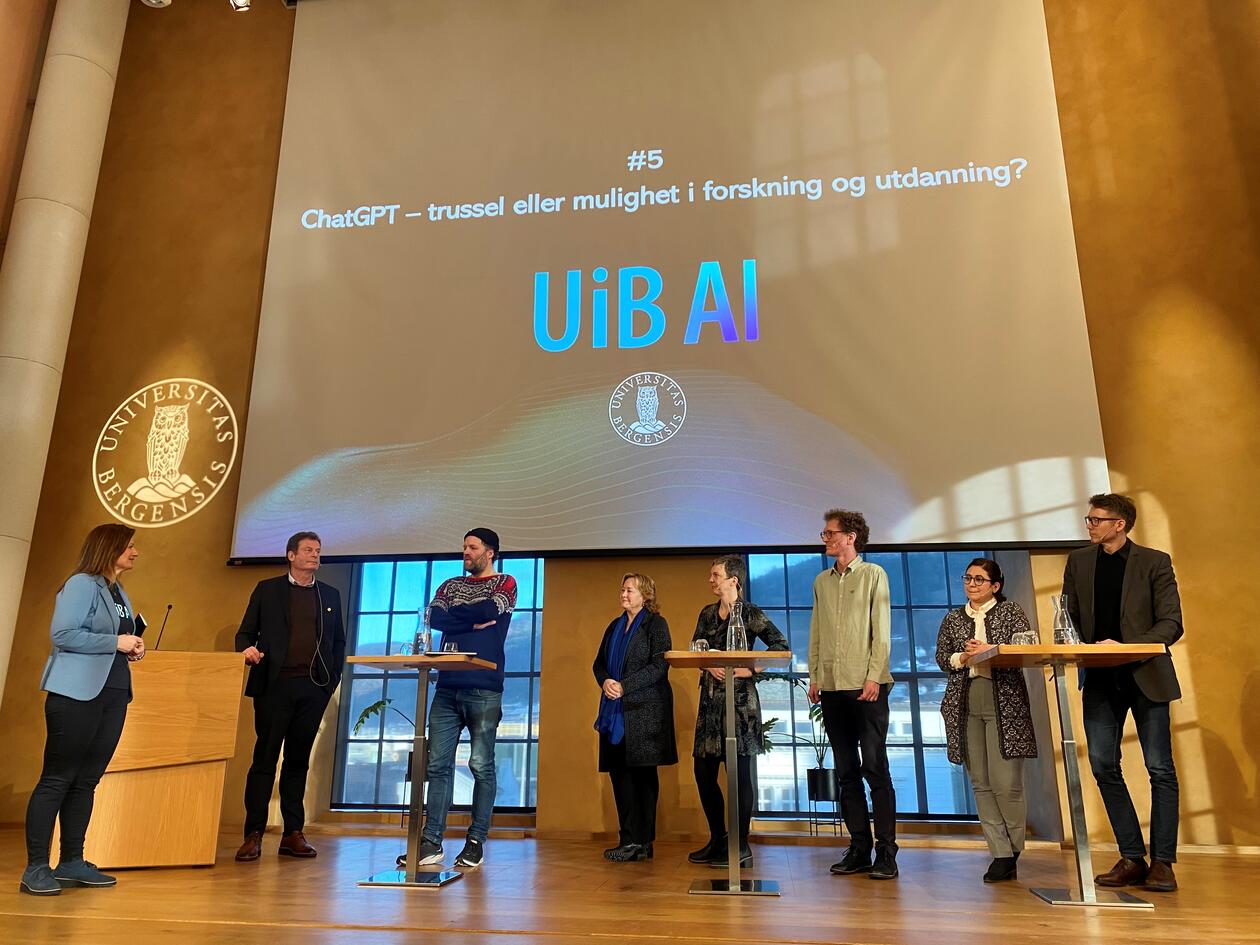 Paneldeltakere på scenen i Universitetsaulaen i Bergen i diskusjon om AI