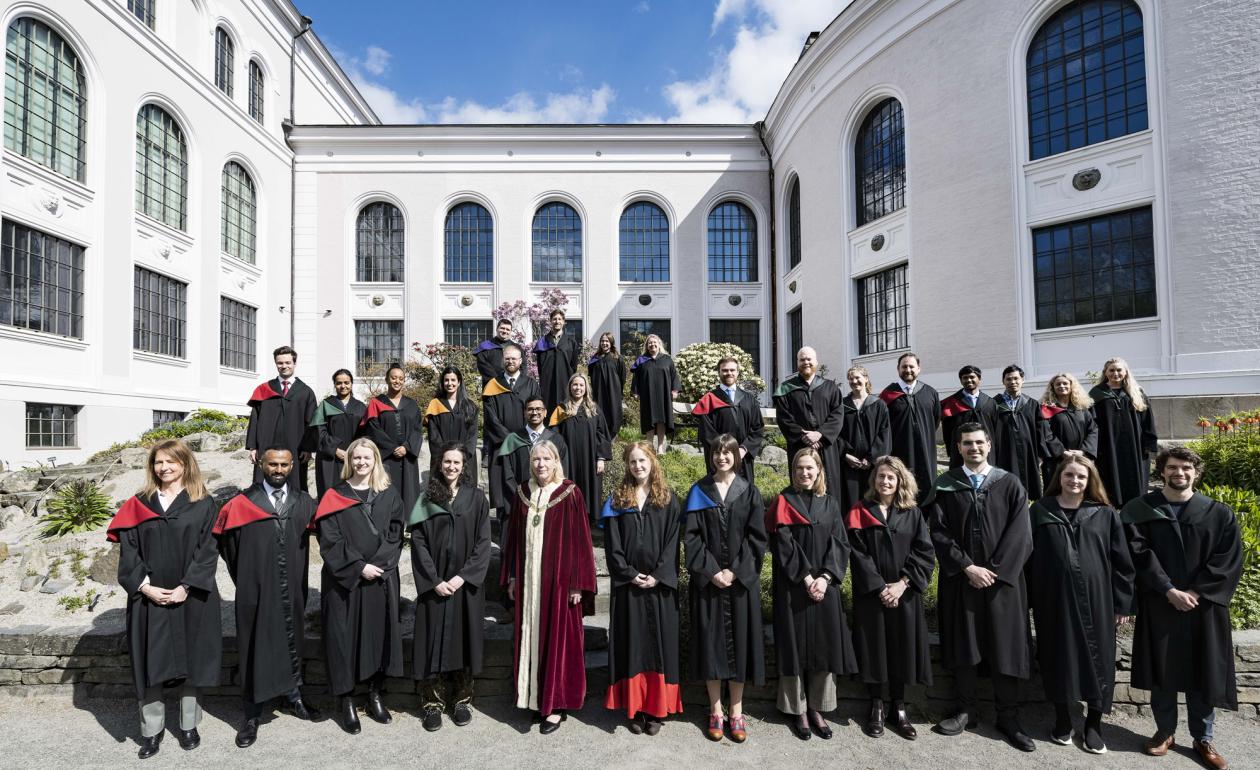 Alle de nye doktores utenfor museet.  