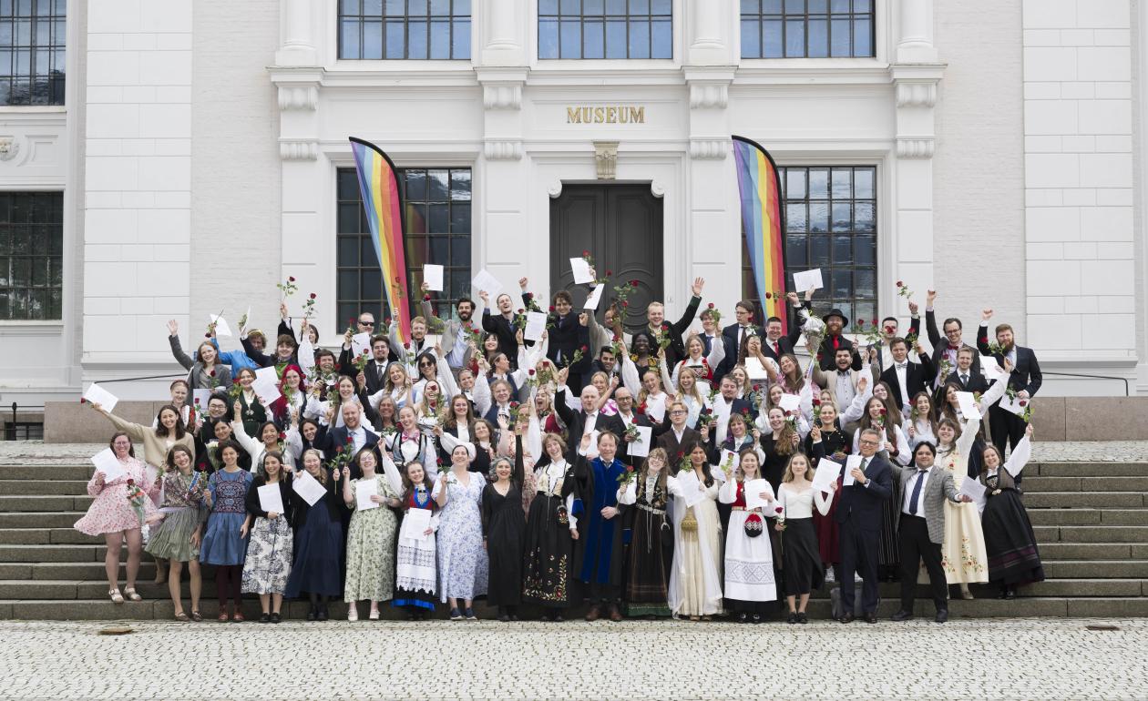 Glade masterstudenter samlet på Muséplass.