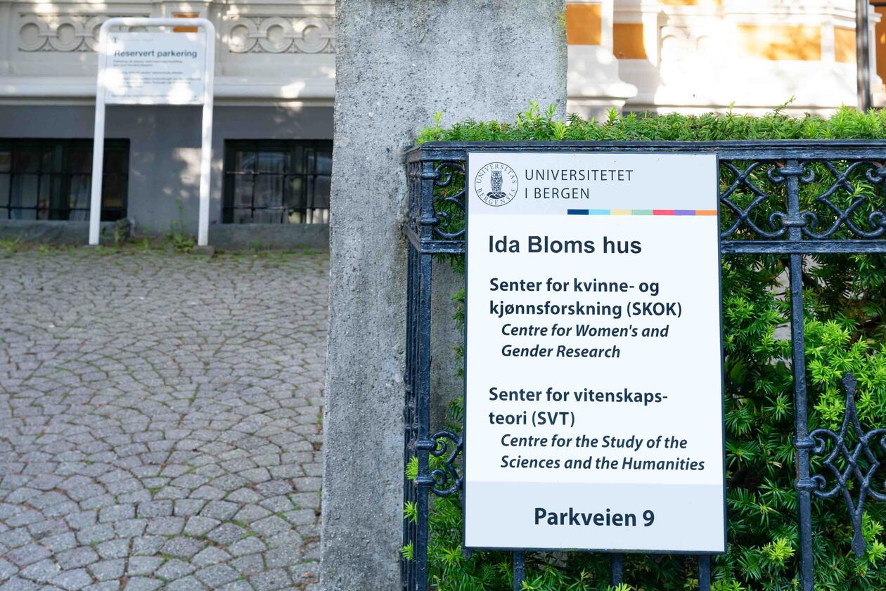 Sign: Universitetet i Bergen, Ida Bloms hus, with SKOK and SVT's full names