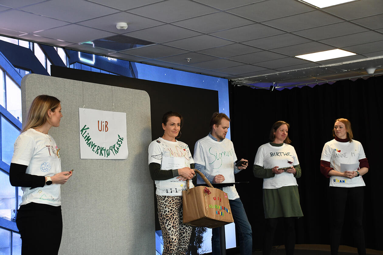 En gruppe presenterer et løsningsforslag 