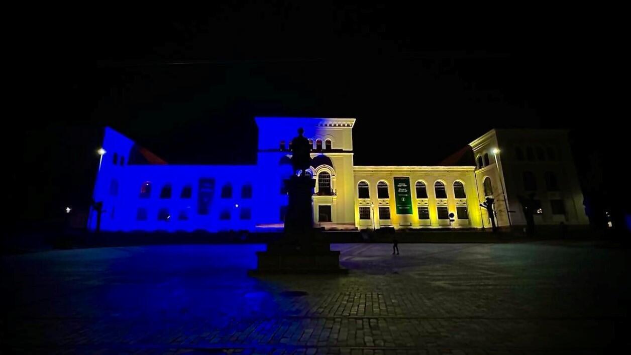 Universitetsmuseet i Bergen lyst opp i blått og gult