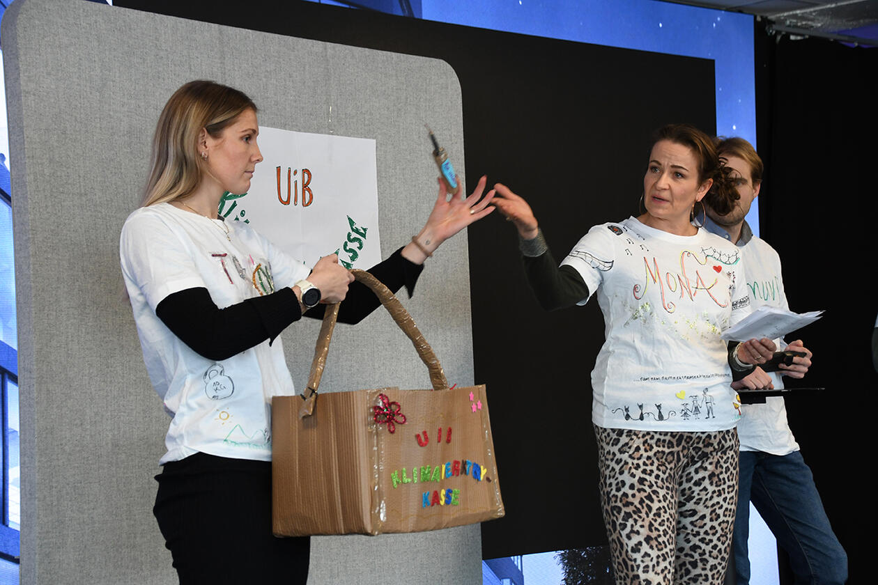 Personer viser frem ting i verktøykassen