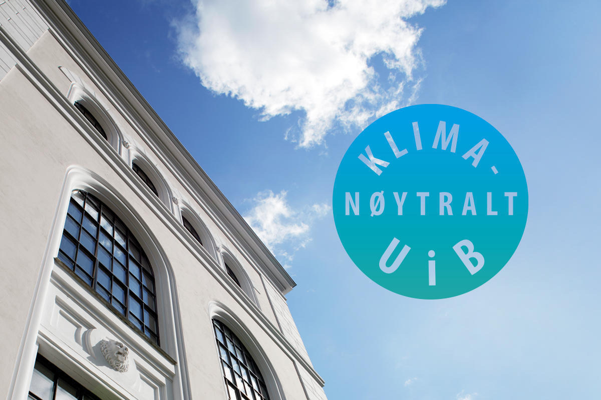 Bilde av øvre høyre hjørne av Naturhistorisk museum mot en blå himmel og med logoen for klimanøytralt UiB