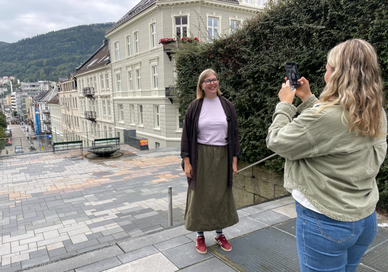 En kvinne tar bilde av en annen kvinne i Bergen