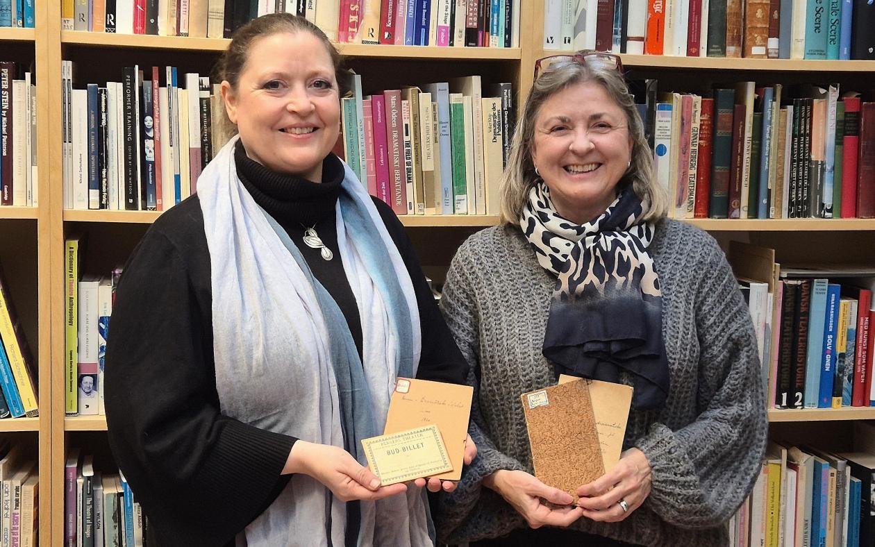 Ulla Kallenbach og Gina Dahl med papirer fra Teaterarkivet.