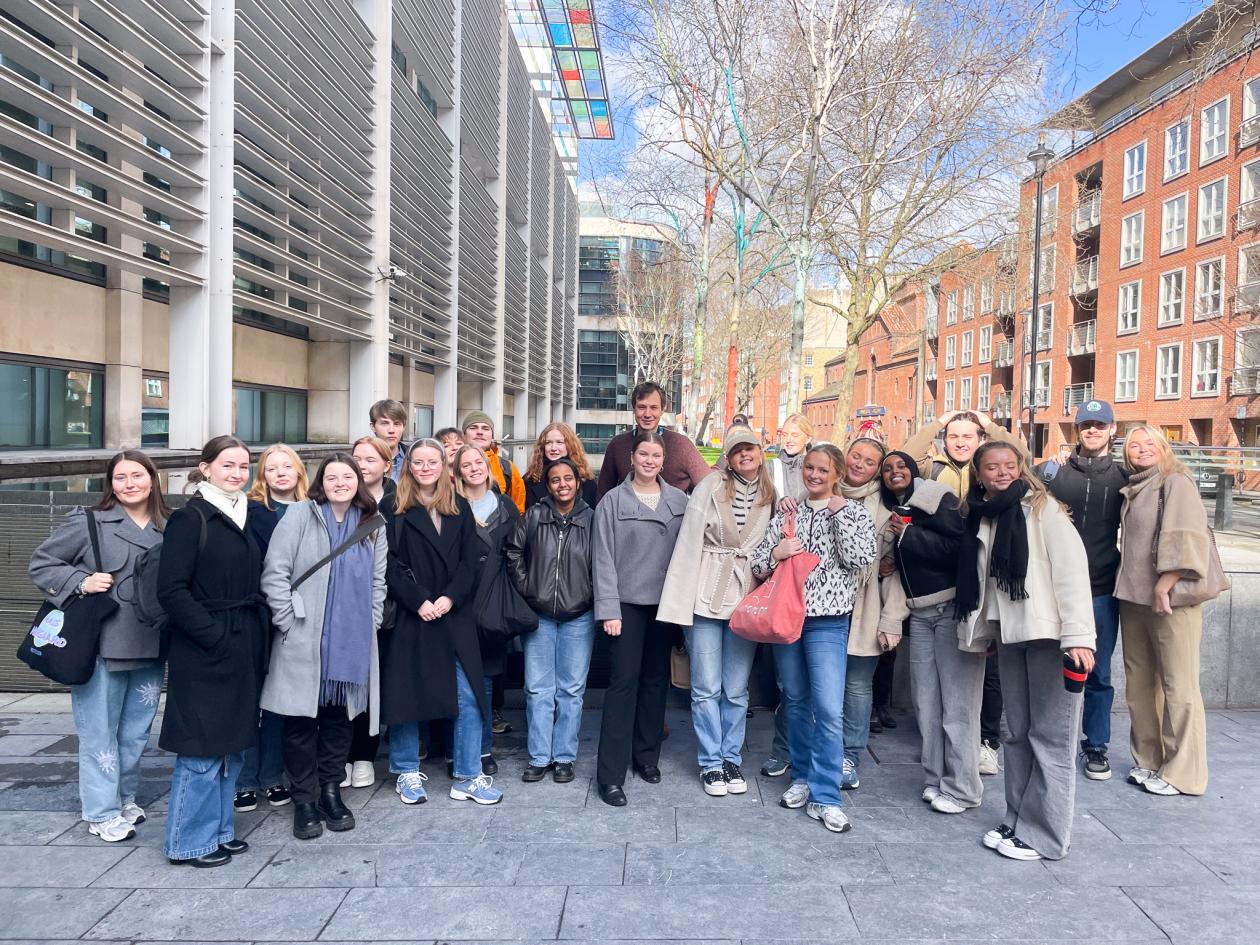 Studieturens deltakere utenfor DEFRA med Philip Bray